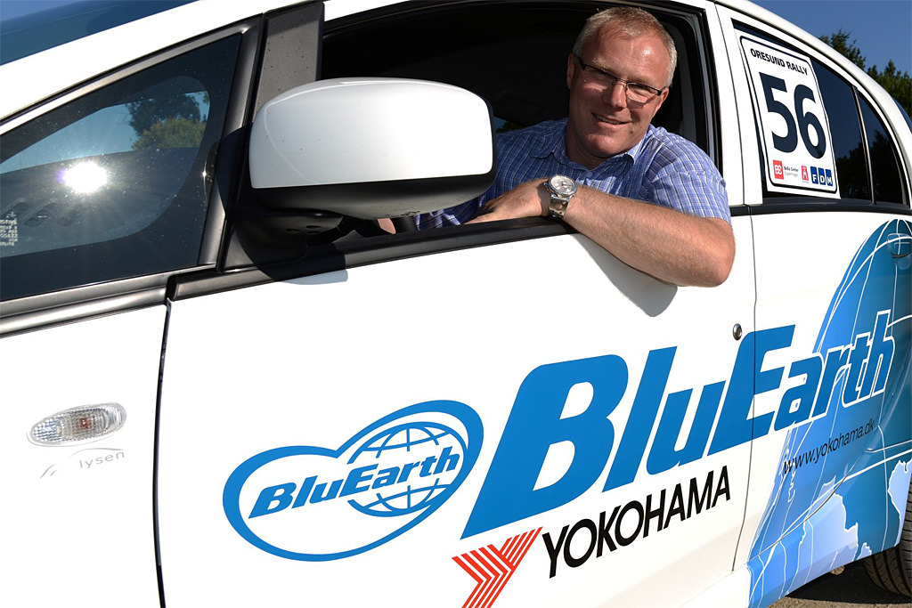 Yokohama, der er verdens syvendestørste dækkoncern, er med som officiel partner i Monte-Carlorallyet for nye energiformer, og nu stiller vi også op i Oresund Rally, oplyser direktør Kenneth Saust, Yokohama Danmark